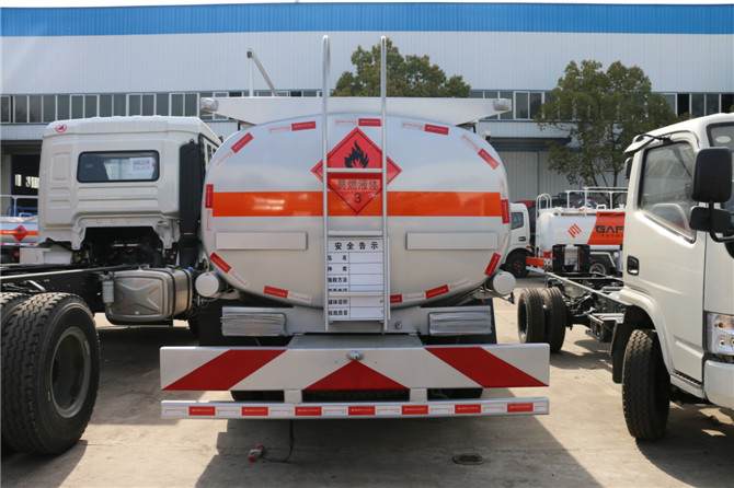 國五東風(fēng)5噸小型加油車
