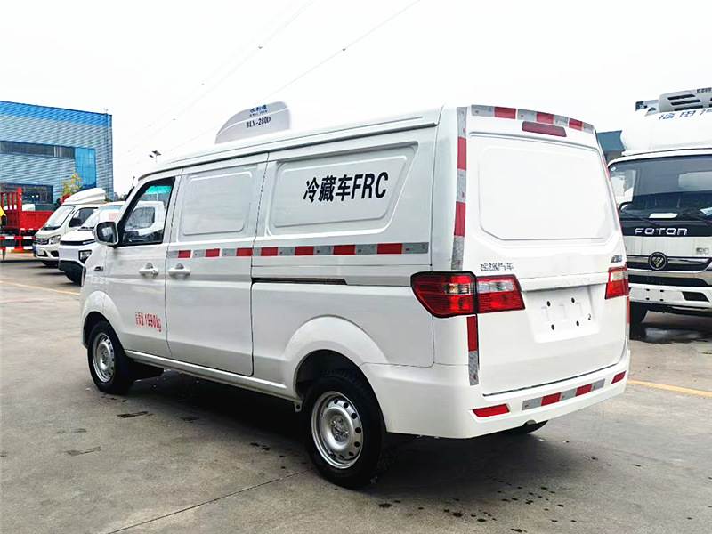 金杯新海獅面包冷藏車