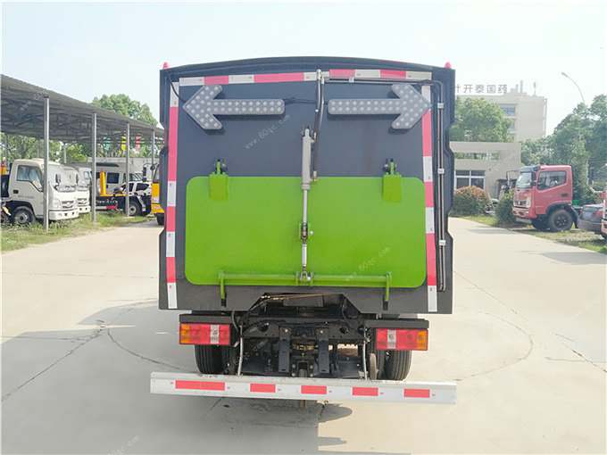 福田時(shí)代小型掃路車