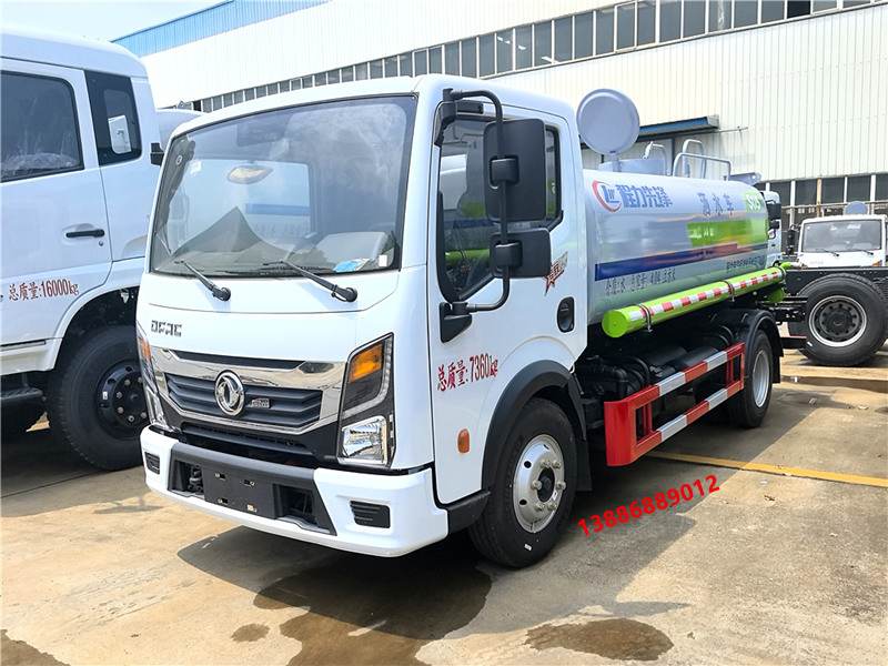 灑水車：城市保潔的雙刃劍，道路養(yǎng)護(hù)的大功臣