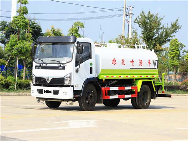 灑水車對(duì)公路路面養(yǎng)護(hù)的需求日益加大