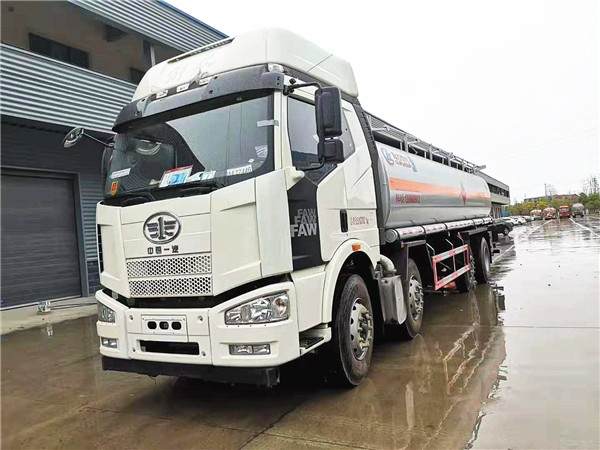 26方解放前四后六運油車